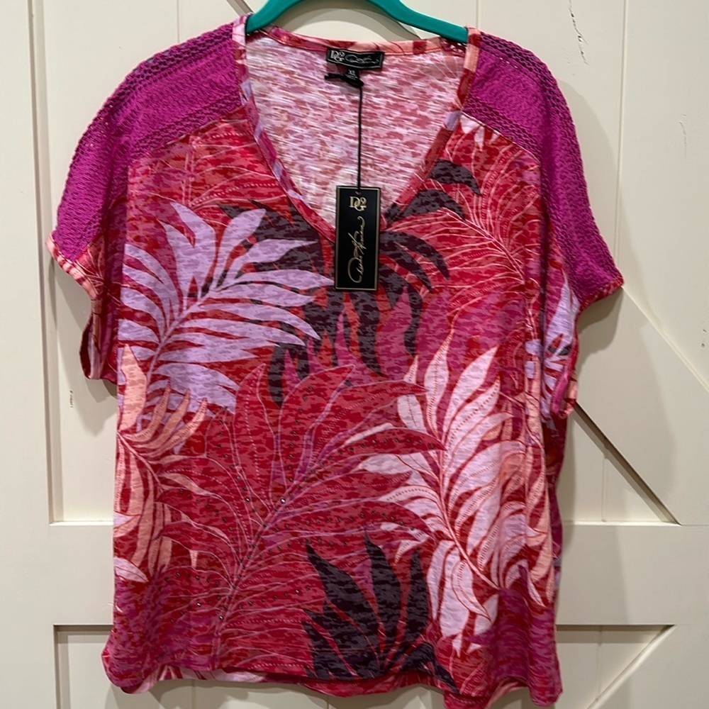 NWT DG2, HSN brand blouse. Size xl. Pit 24”. Length 25”.